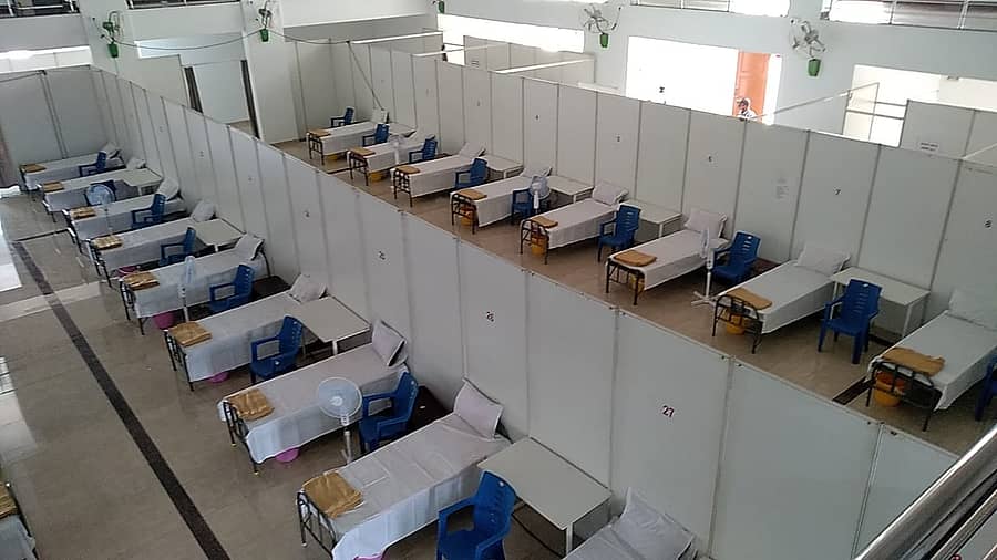 ಕೋವಿಡ್ ಆರೈಕೆ ಕೇಂದ್ರದಲ್ಲಿ ಕೋವಿಡ್‌ ರೋಗಿಗಳಿಗಾಗಿ ಸಿದ್ಧಪಡಿಸಿರುವ ಹಾಸಿಗೆ ವ್ಯವಸ್ಥೆ –ಪ್ರಜಾವಾಣಿ ಚಿತ್ರಗಳು/ಅನೂಪ್ ರಾಘ್.ಟಿ.