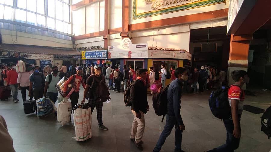 ಕ್ರಾಂತಿವೀರ ಸಂಗೊಳ್ಳಿ ರಾಯಣ್ಣ ರೈಲು ನಿಲ್ದಾಣದಲ್ಲಿ ಸಾಲುಗಟ್ಟಿ ನಿಂತಿರುವ ಪ್ರಯಾಣಿಕರು. -ಪ್ರಜಾವಾಣಿ ಚಿತ್ರಗಳು