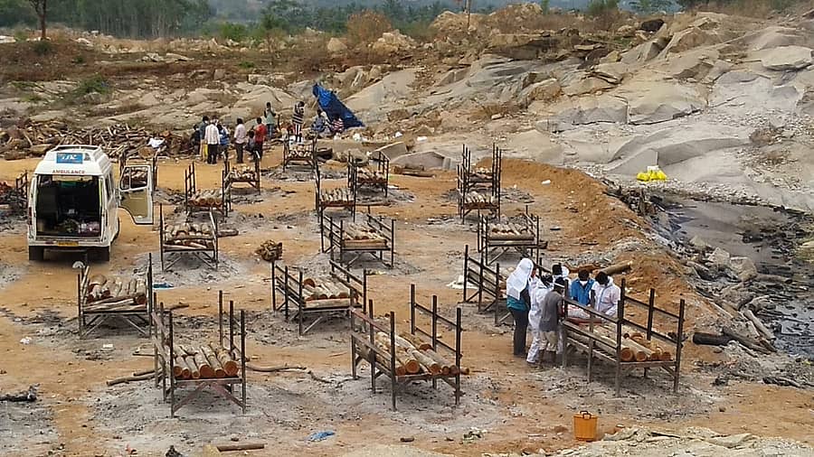 ಚನ್ನೇನಹಳ್ಳಿ ಗ್ರಾಮ ಪಂಚಾಯಿತಿ ವ್ಯಾಪ್ತಿಯ ಗಿಡ್ಡೇನಹಳ್ಳಿಯಲ್ಲಿ ಆರಂಭಿಸಲಾಗಿರುವ ಚಿತಾಗಾರದಲ್ಲಿ ಮಂಗಳವಾರ ಅಂತ್ಯಸಂಸ್ಕಾರಕ್ಕೆ ತಯಾರಿ ನಡೆಸುತ್ತಿರುವ ದೃಶ್ಯ.