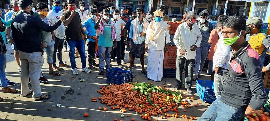 ಶಿವಮೊಗ್ಗ ನಗರದ ಎಪಿಎಂಸಿ ಮಾರುಕಟ್ಟೆಯಲ್ಲಿ ತರಕಾರಿಯನ್ನು ರಸ್ತೆಗೆ ಸುರಿದ ರೈತರು ಹಾಗೂ ವ್ಯಾಪಾರಸ್ಥರು ಪ್ರತಿಭಟನೆ ನಡೆಸಿದರು. 