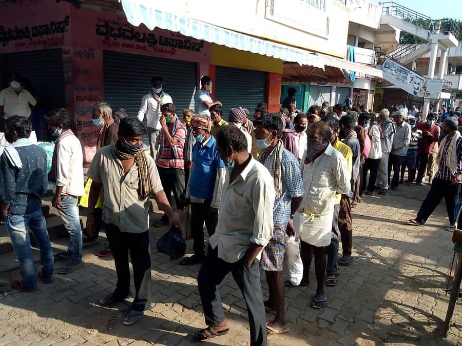 ಮಾಂಸ ಮಾರಾಟದ ಅಂಗಡಿಗಳ ಮುಂದೆ ಉದ್ದದ ಸಾಲು ಇತ್ತು.