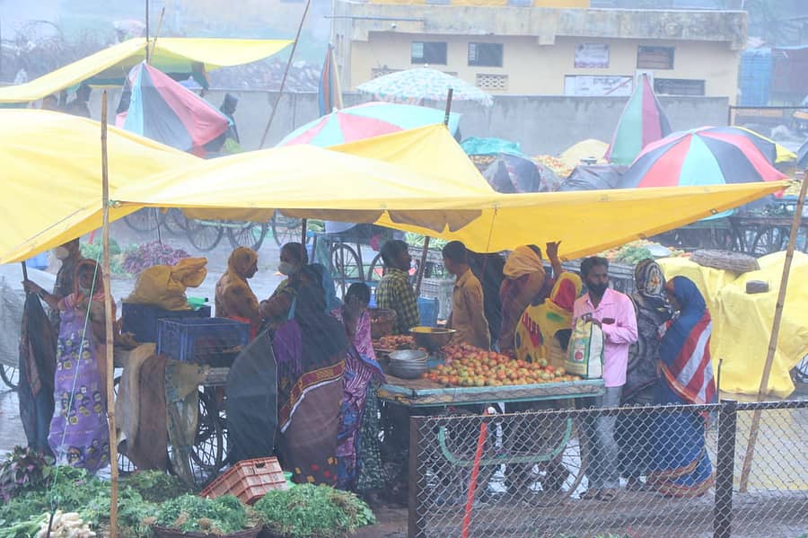 ಬಾಗಲಕೋಟೆಯಲ್ಲಿ ಬುಧವಾರ ಇಡೀ ದಿನ ಪುನರ್ವಸು ಮಳೆ ಜಡಿಯಿತು. ಈ ವೇಳೆ ನಗರದ ವಿವಿಧೆಡೆ ಕಂಡ ಚಿತ್ರಗಳನ್ನು ಛಾಯಾಗ್ರಾಹಕರಾದ ಸಂಗಮೇಶ ಬಡಿಗೇರ ಹಾಗೂ ಸೈಯ್ಯದ್ ಕಟ್ಟಿಕೊಟ್ಟಿದ್ದಾರೆ..