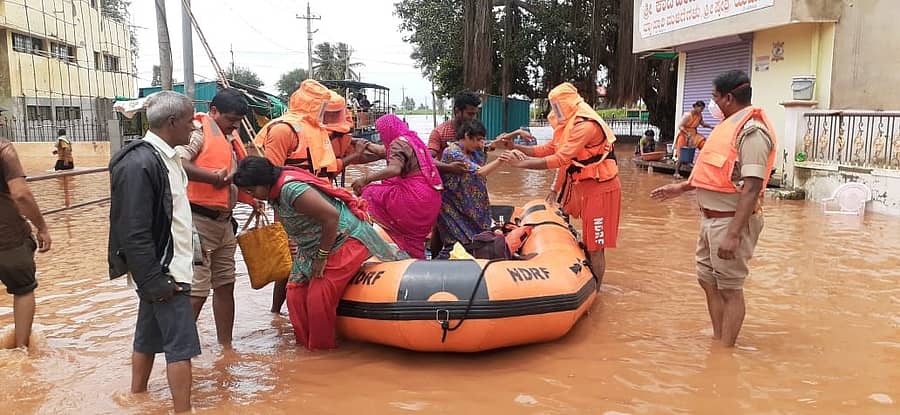 ಬೆಳಗಾವಿ ಜಿಲ್ಲೆ ಯಡೂರ ಗ್ರಾಮದ ನಿವಾಸಿಗಳನ್ನು ಎನ್‌ಡಿಆರ್‌ಎಫ್‌ ತಂಡದವರು ಸುರಕ್ಷಿತ ಸ್ಥಳಕ್ಕೆ ಕರೆತಂದರು