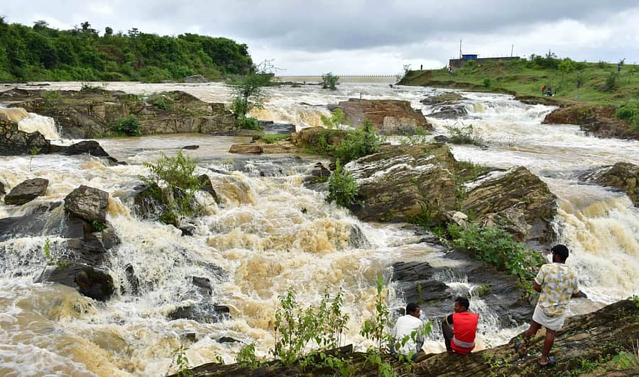 ಧಾರವಾಡ ಜಿಲ್ಲೆಯ ದೊಡ್ಡ ಕೆರೆ ನೀರಸಾಗರ ಜಲಾಶಯ ತುಂಬಿ ಕೋಡಿ ಬಿದ್ದಿದ್ದು, ಸಣ್ಣ ಜಲಪಾತದಂತೆ ಗೋಚರಿಸಿ ಜನರನ್ನು ಆಕರ್ಷಿಸುತ್ತಿದೆ. 