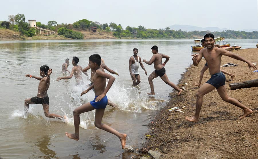 ಕೃಷ್ಣಾ ನದಿ ನೀರಿನಲ್ಲಿ ಈಜಾಟವಾಡುತ್ತಿರುವ ಹುಡುಗರು –ಪಿಟಿಐ ಚಿತ್ರ 