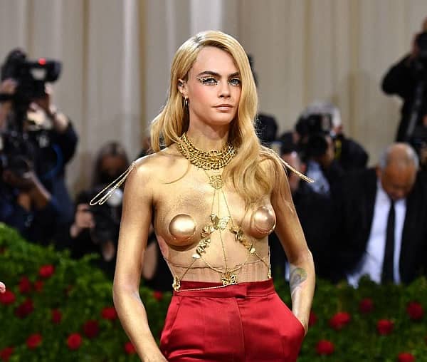 ಜಗತ್ತಿನ ಸೂಪರ್ ಮಾಡೆಲ್‌ಗಳು, ದೊಡ್ಡ ಶ್ರೀಮಂತರು ಪಾಲ್ಗೊಳ್ಳುವ ಹಾಗೂ ಜಗತ್ತಿನ ಶ್ರೀಮಂತ ಫ್ಯಾಶನ್ ಶೋ ಎಂದು ಹೆಸರಾದ ಮೆಟ್ ಗಾಲಾ ಈ ಬಾರಿ ಅಮೆರಿಕದ ನ್ಯೂಯಾರ್ಕ್‌ನಲ್ಲಿ ನಡೆಯುತ್ತಿದೆ,ನಟಿ ಕಾರಾ ಡಿಲಿವಿಂಗೆ ಚಿನ್ನದುಡೆಗೆಯಲ್ಲಿ, ಎಎಫ್‌ಪಿ ಫೋಟೊ