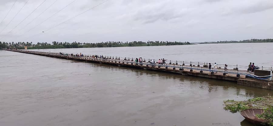 ಬಳ್ಳಾರಿ ಜಿಲ್ಲೆಯ ಕಂಪ್ಲಿ-ಗಂಗಾವತಿ ಸೇತುವೆಗೆ ಸಮನಾಗಿ ತುಂಗಭದ್ರಾ ನದಿ ಹರಿಯುತ್ತಿದೆ – ಪ್ರಜಾವಾಣಿ ಚಿತ್ರ / ಪಂಡಿತಾರಾಧ್ಯ