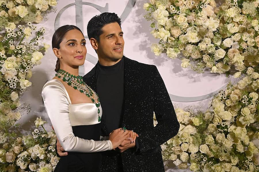 ಬಾಲಿವುಡ್ ಜನಪ್ರಿಯ ಜೋಡಿ ಸಿದ್ಧಾರ್ಥ್ ಮಲ್ಹೋತ್ರಾ ಮತ್ತು ಕಿಯಾರಾ ಅಡ್ವಾಣಿ ಫೆಬ್ರುವರಿ 7ರಂದು ದಾಂಪತ್ಯ ಜೀವನಕ್ಕೆ ಕಾಲಿಟ್ಟಿಟ್ಟರು.  ಈ ಪ್ರಯುಕ್ತ ಭಾನುವಾರ ಮುಂಬೈನಲ್ಲಿ ವಿವಾಹ ನಂತರದ ಆರತಕ್ಷತೆ ಕಾರ್ಯಕ್ರಮವನ್ನು ಆಯೋಜಿಸಲಾಗಿತ್ತು. ಈ ಕಾರ್ಯಕ್ರಮದಲ್ಲಿ ಬಾಲಿವುಡ್‌ ತಾರೆಯರು, ಉದ್ಯಮ ದಿಗ್ಗಜರು ಭಾಗವಹಿಸಿ ಗಮನ ಸೆಳೆದರು.