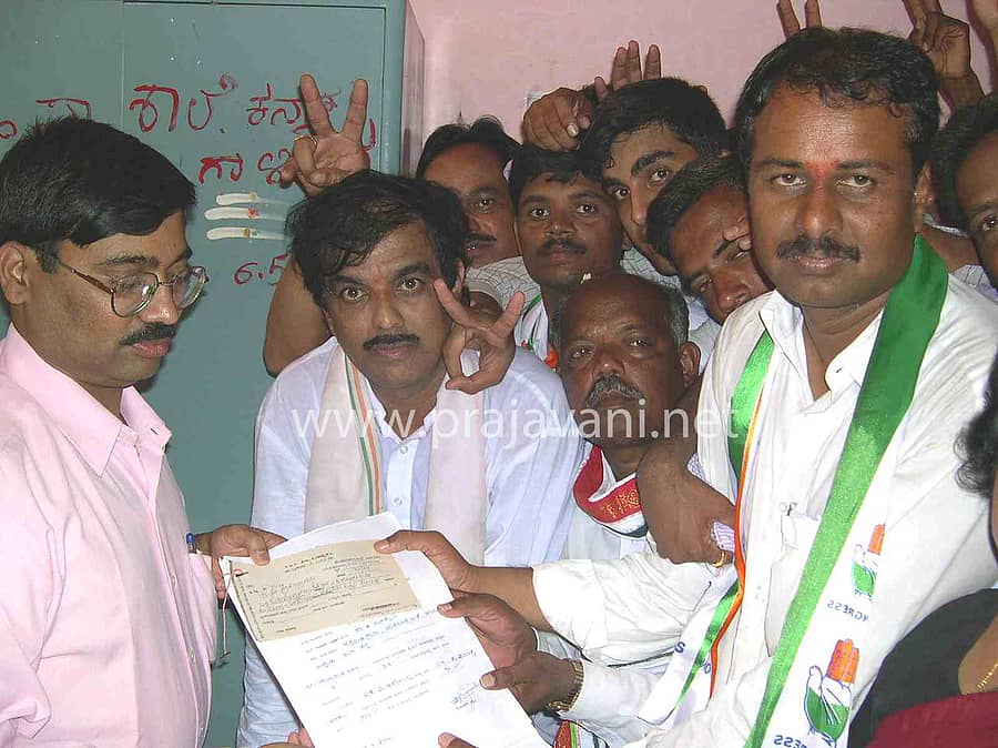 ಚಾಮರಾಜನಗರ: 2004ರಲ್ಲಿ ಚಾಮರಾಜನಗರ ಜಿಲ್ಲೆಯ ಸಂತೇಮರಹಳ್ಳಿ ವಿಧಾನಸಭಾ ಕ್ಷೇತ್ರದಿಂದ ಆರ್.ಧ್ರುವನಾರಾಯಣ ಅವರು ಎ.ಆರ್.ಕೃಷ್ಣಮೂರ್ತಿ ವಿರುದ್ಧ ಒಂದು ಮತದಿಂದ ಗೆದ್ದ ಸಂದರ್ಭದ ಚಿತ್ರಗಳು. (ಪ್ರಜಾವಾಣಿ ಸಂಗ್ರಹ ಚಿತ್ರ: ಸಿ.ಆರ್.ವೆಂಕಟರಾಮು)