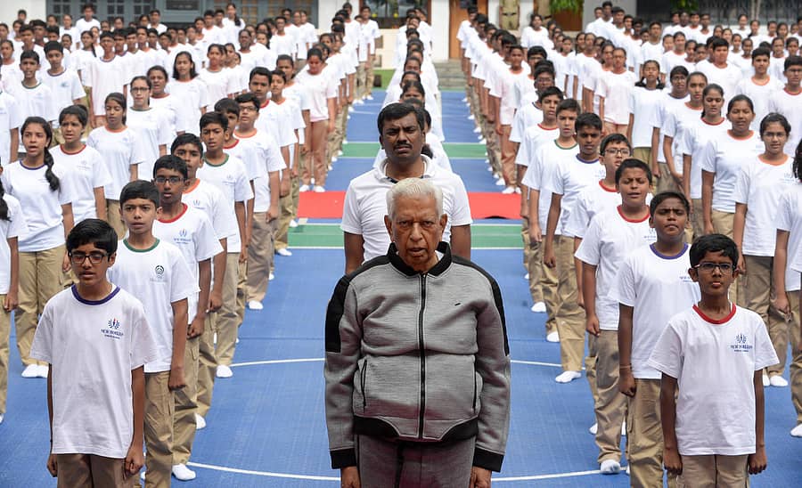 ಇಂದಿರಾನಗರದ ನ್ಯೂ ಹಾರಿಜನ್‌ ಸ್ಕೂಲ್‌ನಲ್ಲಿ ಅಂತರರಾಷ್ಟ್ರೀಯ ಯೋಗ ದಿನಾಚರಣೆ ಅಂಗವಾಗಿ ವಿದ್ಯಾರ್ಥಿಗಳೊಂದಿಗೆ ರಾಜ್ಯಪಾಲ ವಜುಬಾಯಿ ವಾಲಾ ವಿವಿಧ ಆಸನಗಳಲ್ಲಿ ಯೋಗ ಮಾಡಿದರು -ಪ್ರಜಾವಾಣಿ ಚಿತ್ರ/ಸತೀಶ್ ಬಡಿಗೇರ್