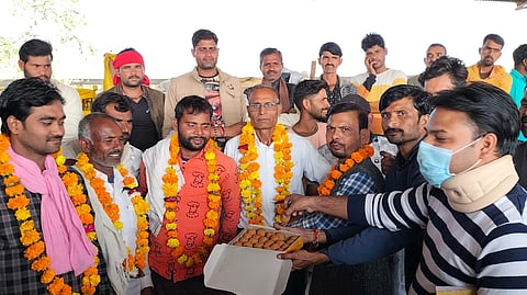 किसानों हित में कृषि कानून वापस होने पर मंडी में मना जश्न