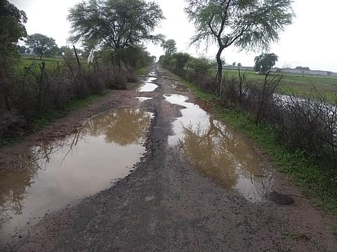 मऊरानीपुर: ग्रामीणों ने जिलाधिकारी से की उखड़ी पडी सड़कों को ठीक कराए जाने की मांग