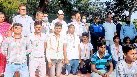 खेल से हमें अनुशासन के साथ साथ स्वस्थ रहने के तरीके भी सीखने को मिलते हैं- यूएन मिश्रा शिक्षा अधिकारी