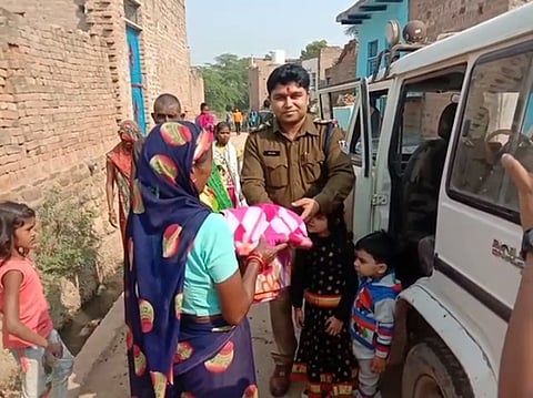 एक बार फिर पुलिस अफसर की देखी मानवता 