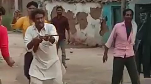 जुआ पर बबाल : लाठी डंडे चलने के साथ बन्दूक से हुआ फायर