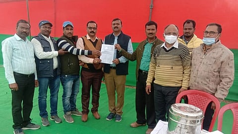 अटेवा मंच ने सपा प्रमुख को पुरानी पेंशन बहाली के संबंध में दिया ज्ञापन