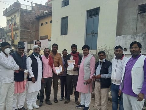 कांग्रेसियों ने घर चलो, घरघर चलो अभियान के तहत वार्ड 32 में घर घर पहुंचे कांग्रेसी 