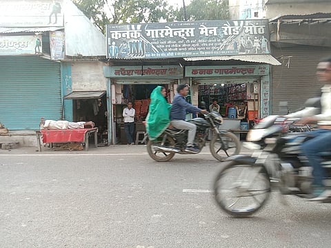 मोंठ : सप्ताहिक बंदी दिवस को भी खुल रहा मोंठ का बाजार
