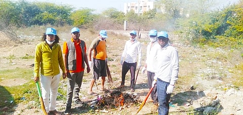 सफाई करते लोग
