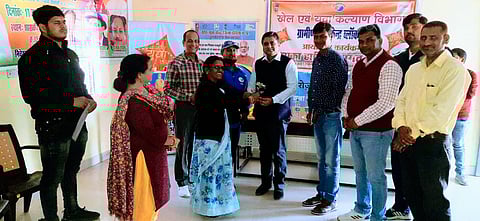 संयुक्त संचालक द्वारा ग्रामीण युवा केंद्र ब्लॉक दतिया किया निरीक्षण
