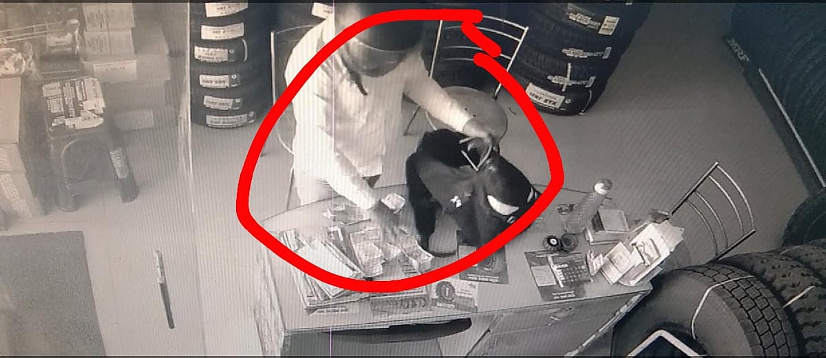  चोर के होंसले बुलंद,दिन दहाड़े  दुकान की गुल्लक में 2 लाख रुपए चोरी 
