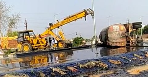 कोयले से भरा टैंकर अनियंत्रित होकर पलटा, 