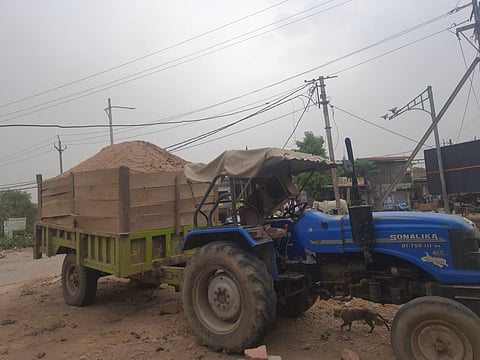  रेत चोरी करने वाले ट्रेक्टर ट्राली पर कसा शिकंजा