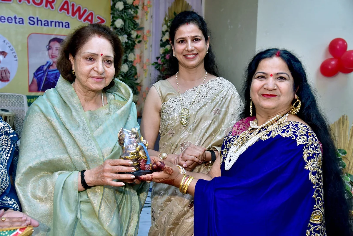 Felicitation of Mrs. Maya Singh by Mrs. Geeta Sharma