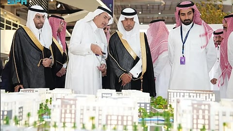 وزير الإسكان يطلع على أجنحة الدول المشاركة