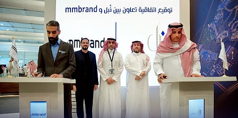 الحمود والعجيمي خلال توقيع الاتفاقية