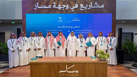 صورة جماعية بعد توقيع الاتفاقية