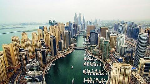 أبراج تطل على الخليج التجاري بدبي
