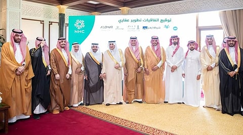 الأمير فهد بن سلطان عقب توقيع اتفاقيات تطوير عقاري