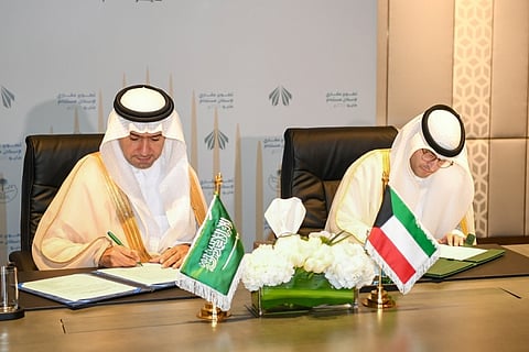 المشاري والحقيل أثناء توقيع الاتفاقية