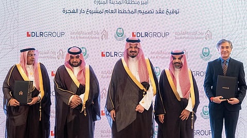 أمير المدينة المنورة عقب توقيع عقد تصميم مخطط مشروع "دار الهجرة"
