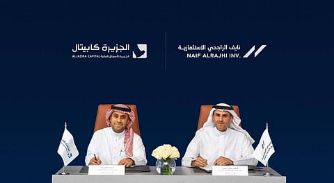 أثناء توقيع عقد الشراكة بين "الراجحي" و"الجزيرة كابيتال"
