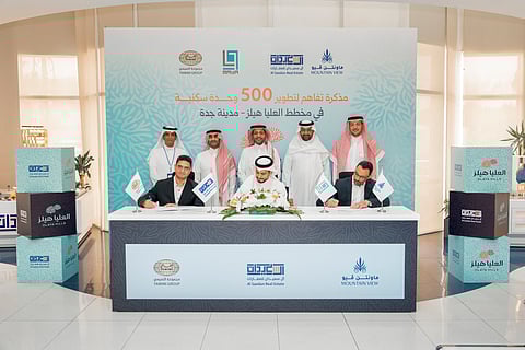 أثناء توقيع اتفاقية التفاهم