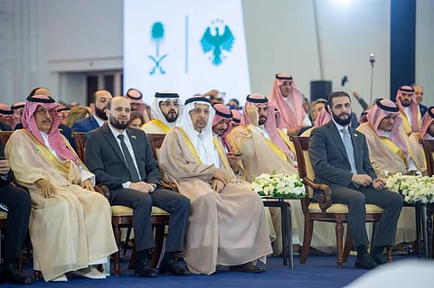 الرئيس السوري أحمد الشرع بجانب وزير الاستثمار السعودي المهندس خالد الفالح خلال "منتدى الاستثمار السوري السعودي"