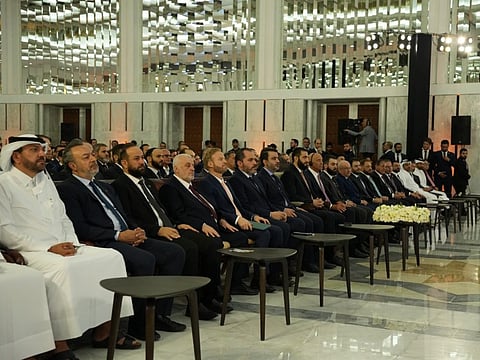  الرئيس السوري، أحمد الشرع، يتوسط الحضور في قصر الشعب بدمشق