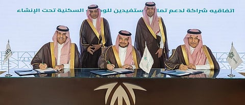 أثناء توقيع الاتفاقية 