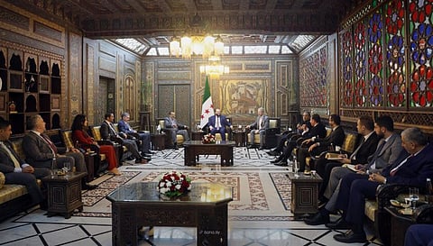 اجتماع محافظ دمشق مع رجل الأعمال الإماراتي خلف أحمد الحبتور، والوفد المرافق له بمبنى المحافظة بدمشق