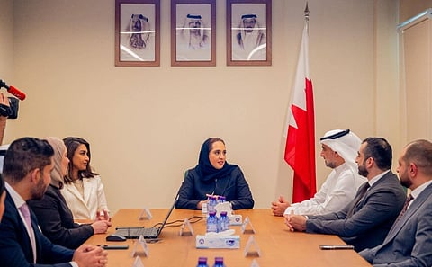 الوزيرة "آمنة الرميحي" خلال اجتماعها بمسؤولي الوزارة وبنك الإسكان والفريق الهندسي 