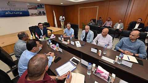 وزير الإسكان المصري خلال اجتماعه بالمسؤولين 