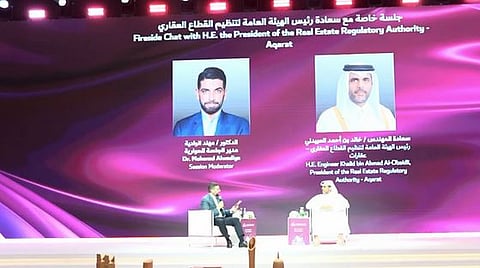  المهندس العبيدلي، خلال جلسةٍ حواريةٍ