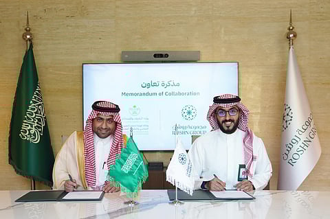 خلال مراسم توقيع الاتفاقية