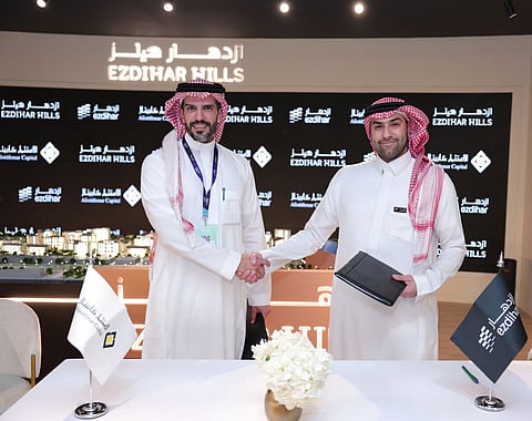 عقب توقيع الاتفاقية بين الجانبين