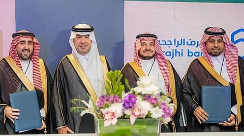 عقب توقيع الاتفاقية بحضور وزير البلديات والإسكان