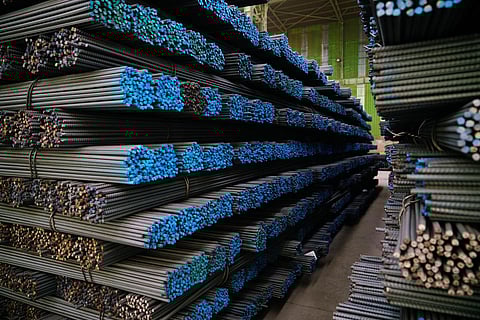 قضبان حديد تُستخدم في البناء