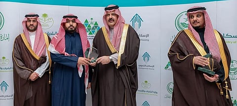 الأمير عبد العزيز بن سعد بن عبد العزيز، أمير منطقة حائل،  خلال تسليم أحد المواطنين وحدته السكنية