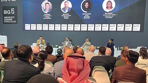 من إحدى الجلسات الحوارية في المعرض